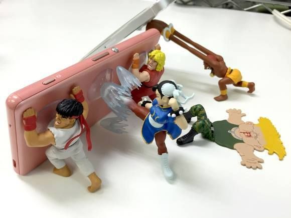 Birbirinden şirin Street Fighter telefon tutucuları